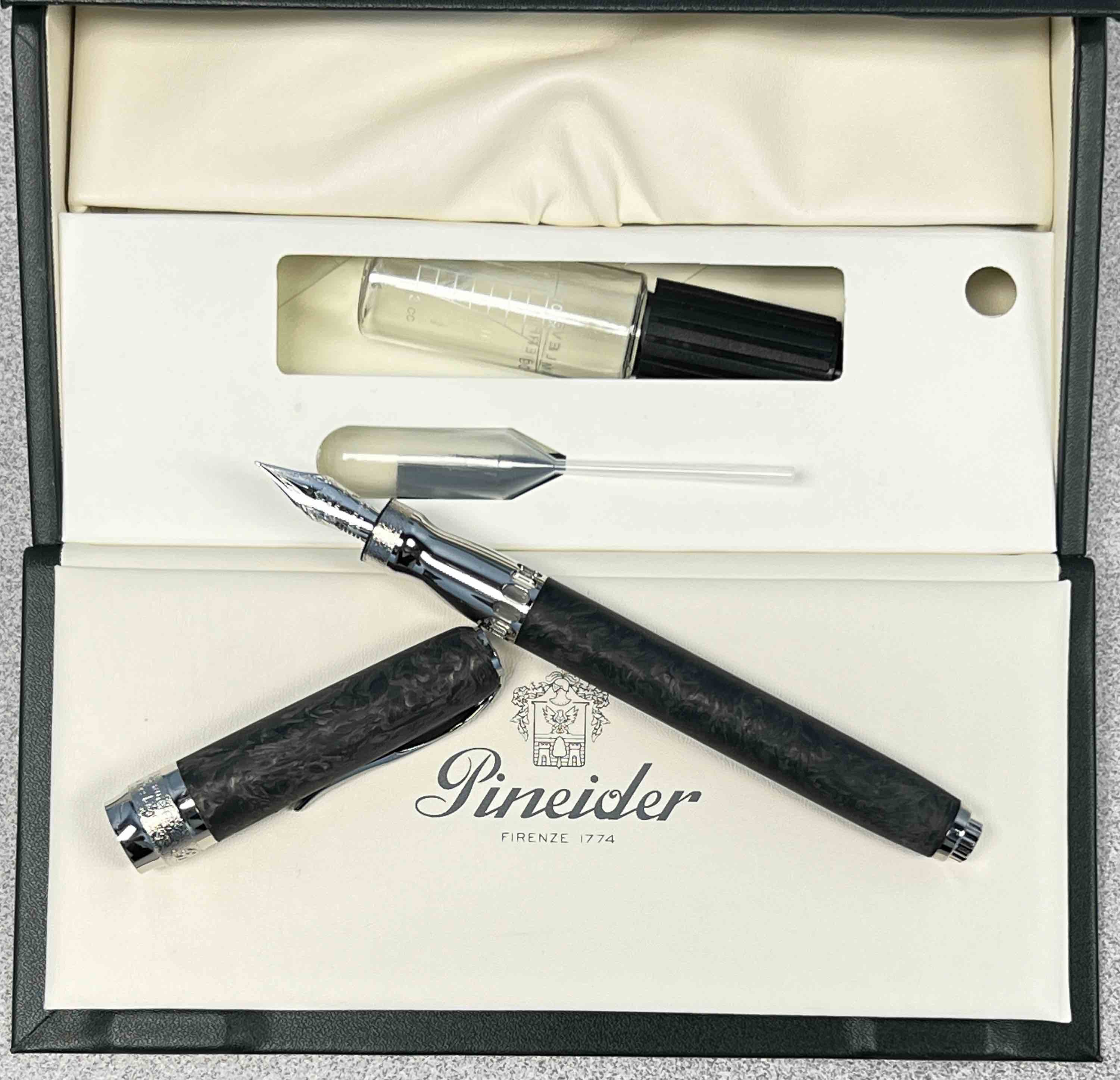 Pineider La Grande Bellezza Forged Carbon Fountain Pen 14kt - Image 3